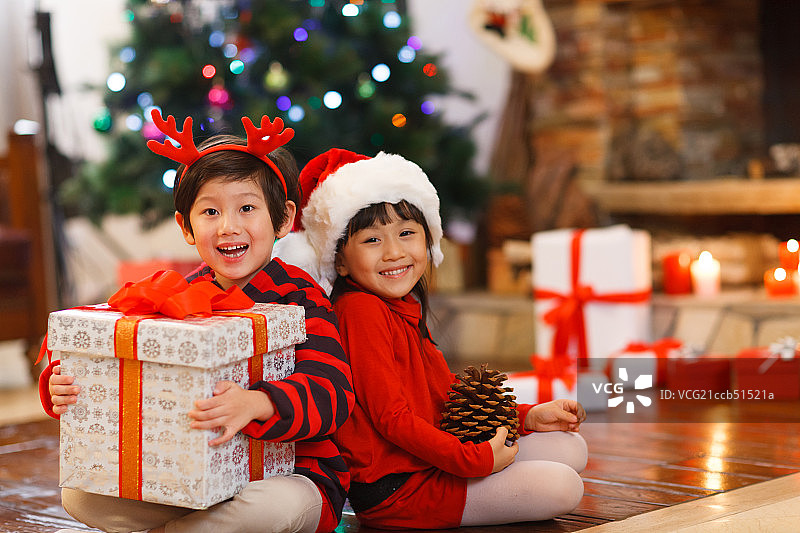 节日里的男孩女孩图片素材