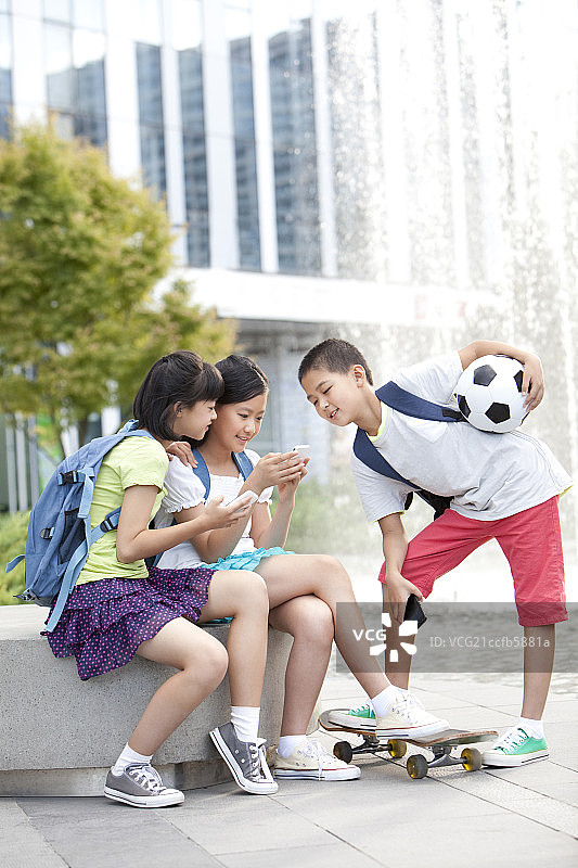 快乐小学生和智能智能手机图片素材