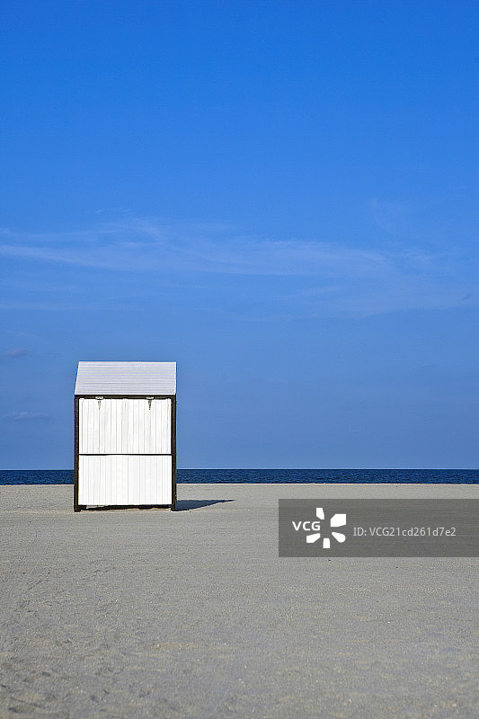 Shed on a Deserted Beach图片素材