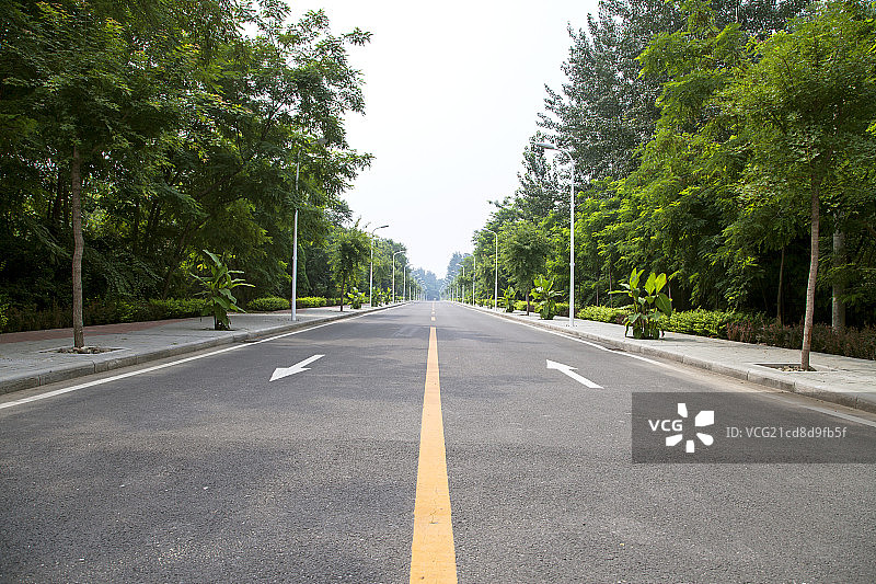 带方向表的柏油路图片素材