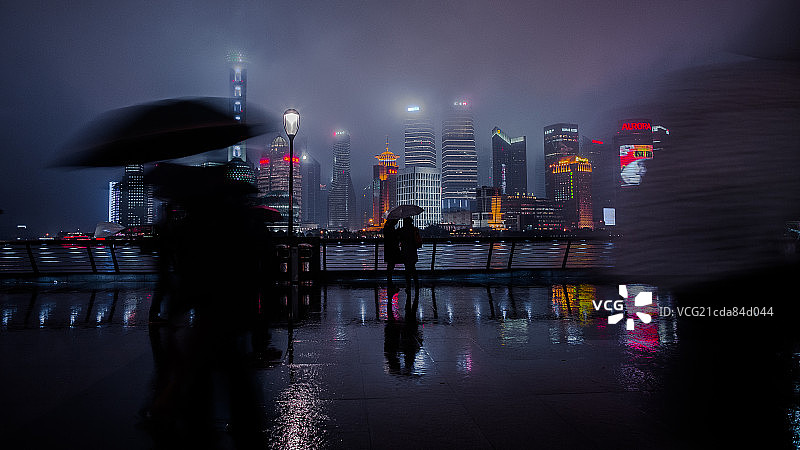 雨中外滩图片素材