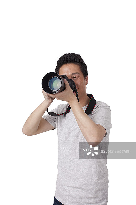 一个拿着单反照相机的青年男士图片素材
