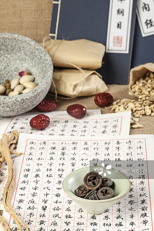 放在桌子上的食材与药品图片素材