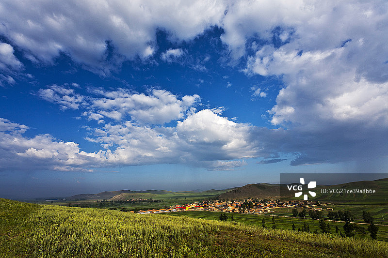 草原深处的村落图片素材
