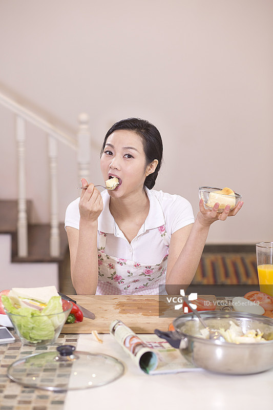 成熟女人做菜图片素材