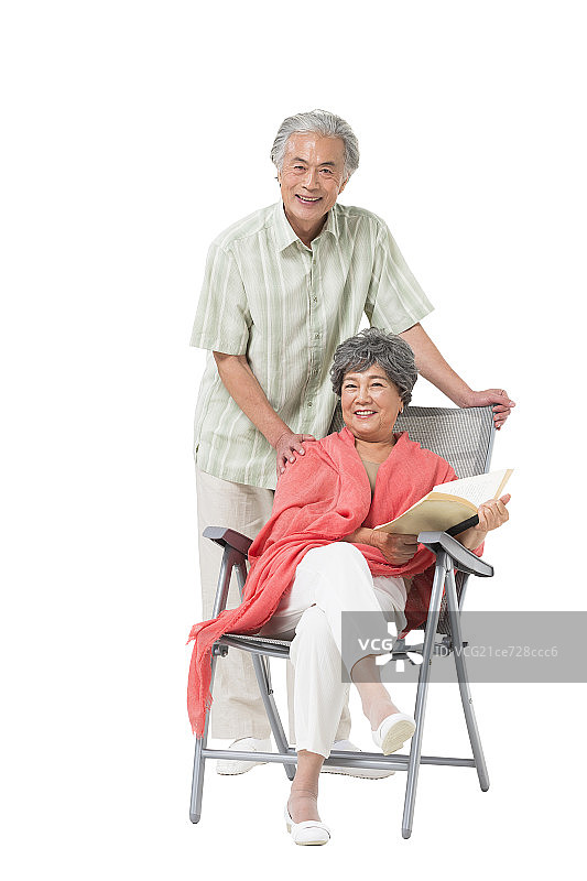 快乐的老年夫妇坐在沙滩椅上图片素材