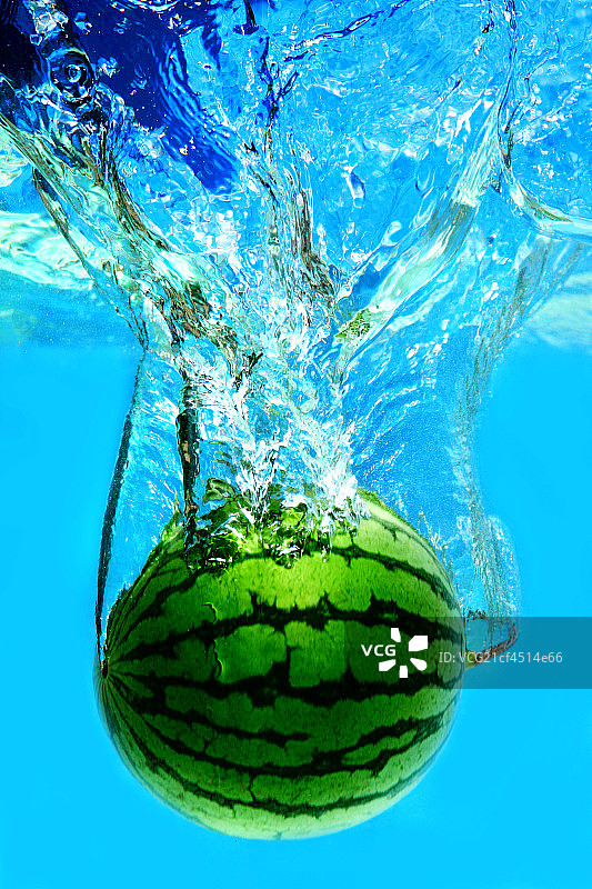 落入水中的水果图片素材