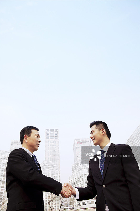 商务人士在户外握手图片素材