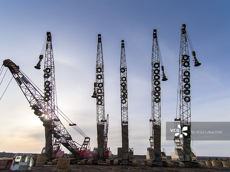 履带式起重机施工现场图片素材