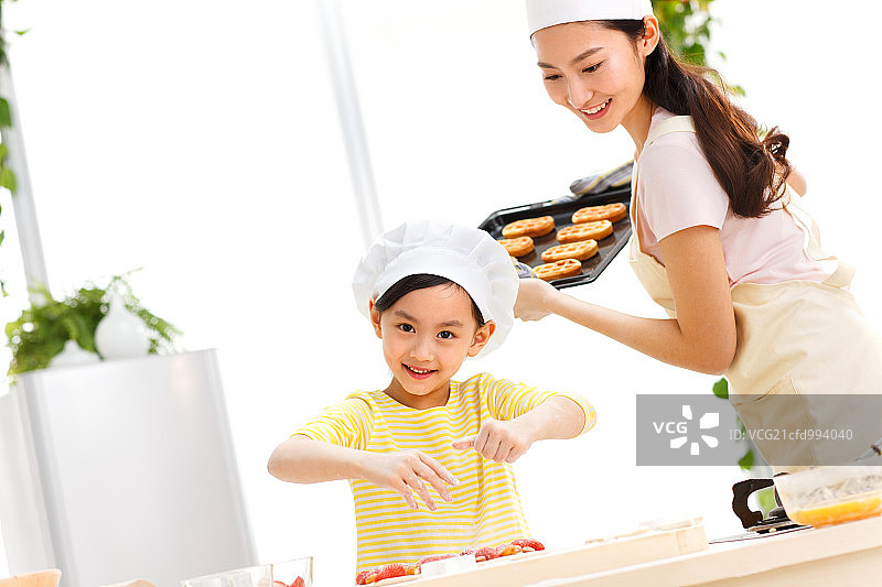 东方母女两人在烤面包图片素材