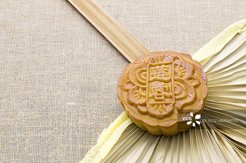 蒲扇上的月饼图片素材
