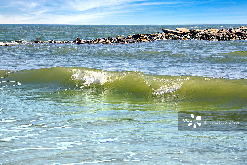 中国翻滚的海浪浪花图片素材