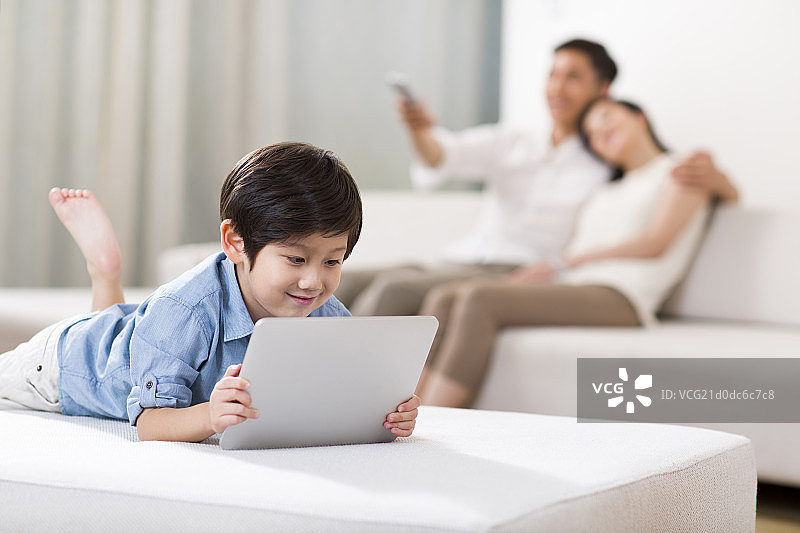 小男孩玩平板电脑图片素材