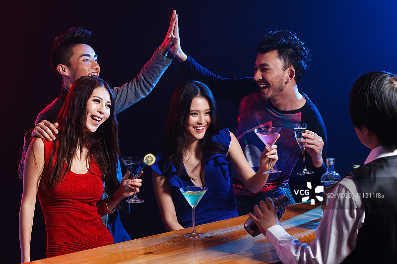 年轻人在酒吧喝酒图片素材