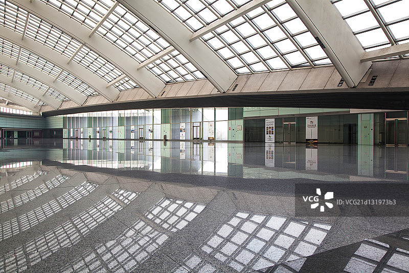 机场明亮大厅的天窗图片素材