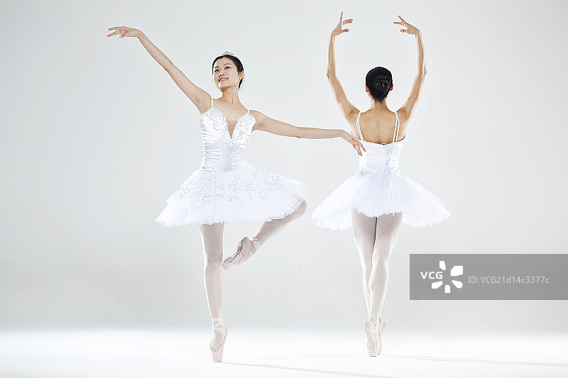 两名年轻东方女性芭蕾舞者共舞图片素材