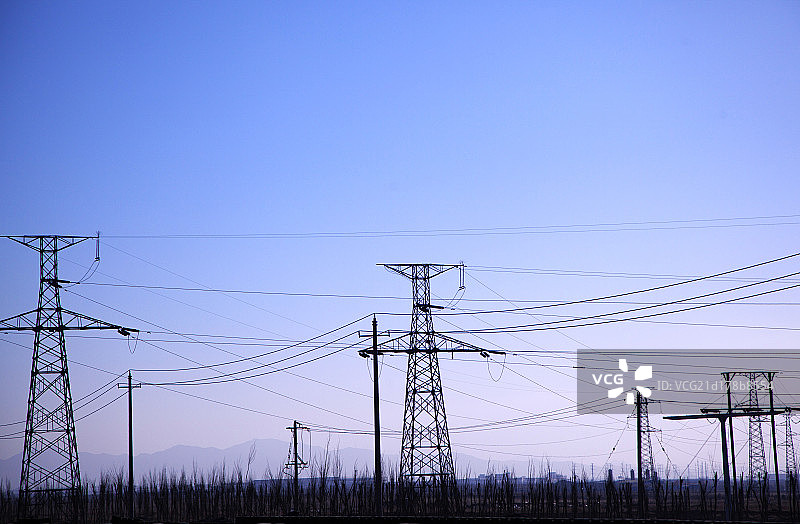 密集的输电塔和电缆图片素材