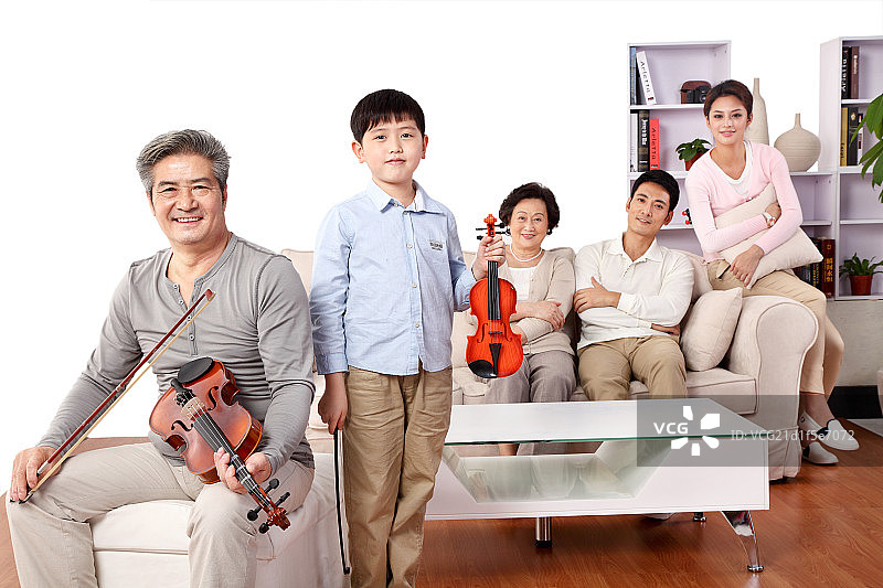 在客厅里演奏小提琴图片素材