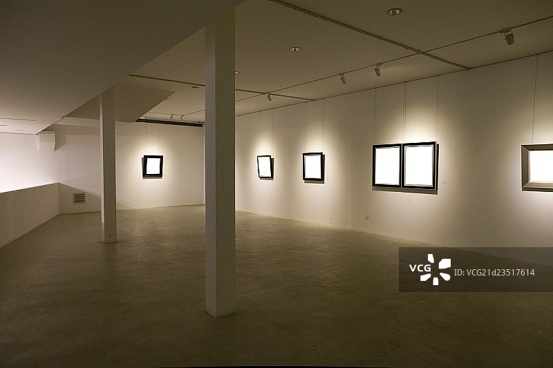 美术馆艺术画展和悬挂的画作图片素材
