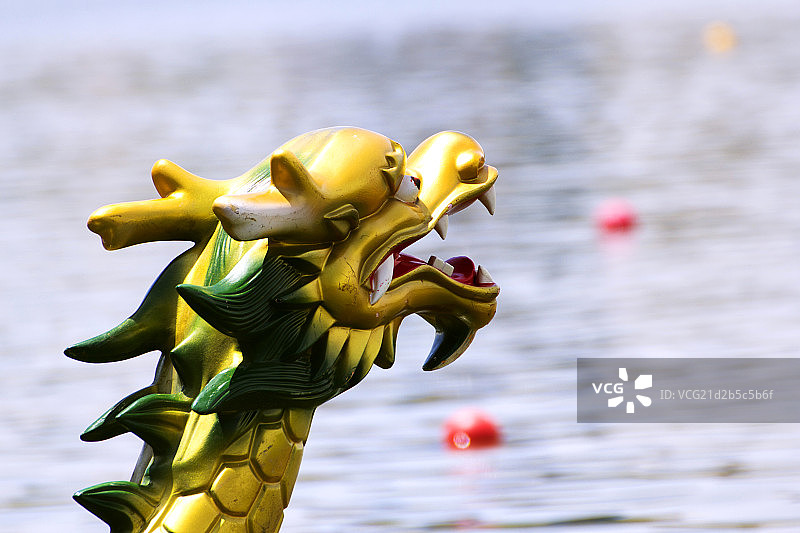 端午节龙舟比赛中龙头的局部大特写图片素材