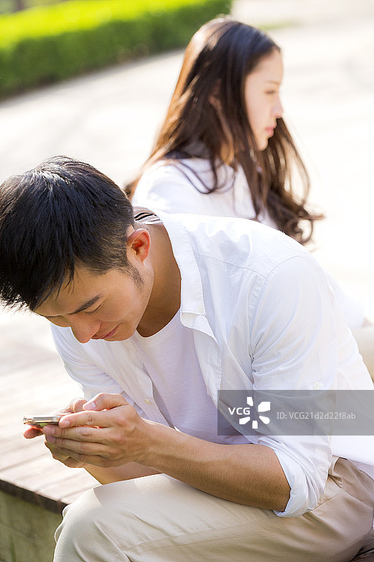 青年情侣在户外坐着图片素材