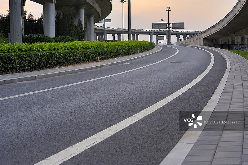 红色晚霞下的北京CBD机动车道路和立交桥图片素材