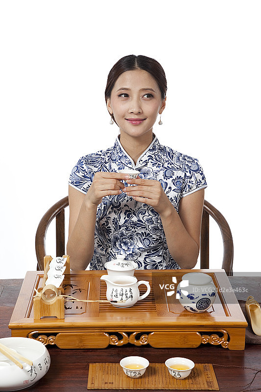 棚拍身穿中国传统服装的年轻女人品茶图片素材