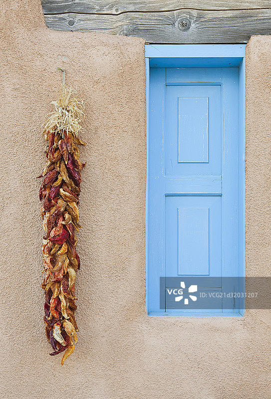 Blue Window with Chili Peppers图片素材