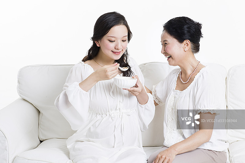 母亲照顾孕妇吃补品图片素材