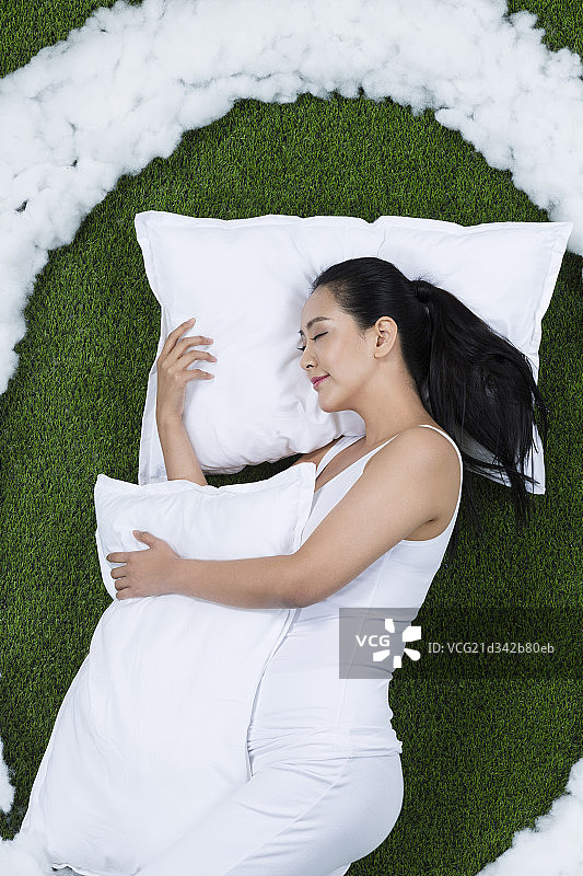 草地创意睡觉的孕妇图片素材