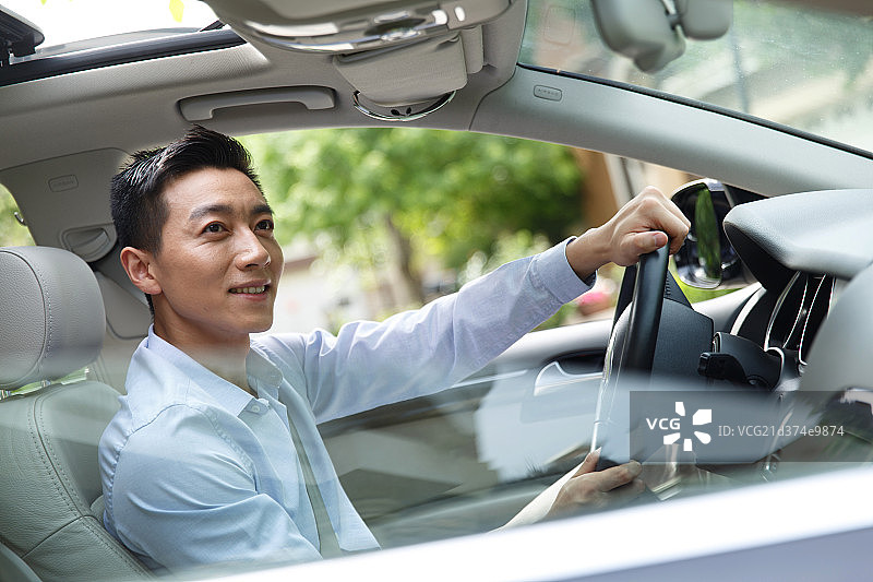 青年男人驾车图片素材