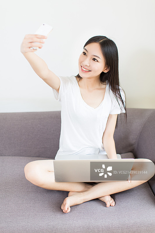 年轻女人在家轻松办公和学习图片素材