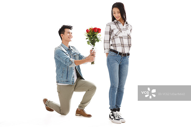 青年男人给青年女人送花图片素材