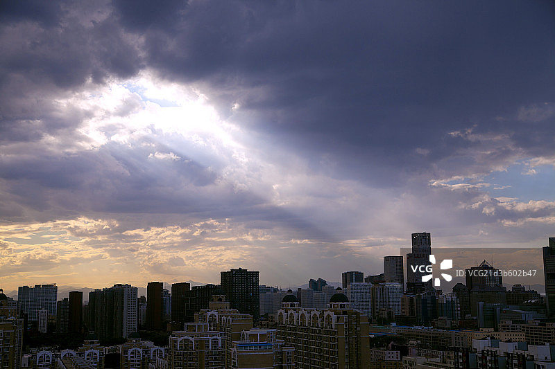 乌云下的建筑群图片素材