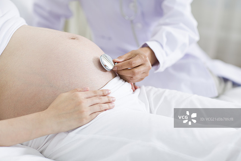 医生检查孕妇的身体图片素材