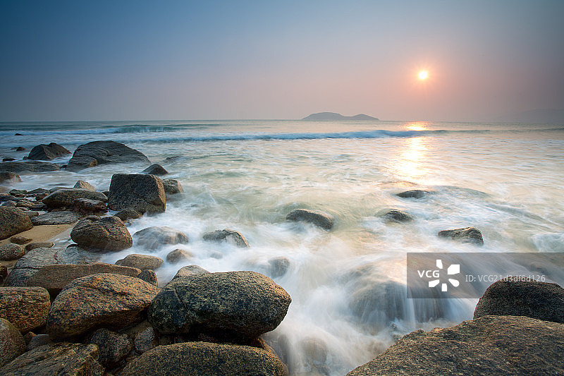海南南燕湾礁石海浪与落日图片素材