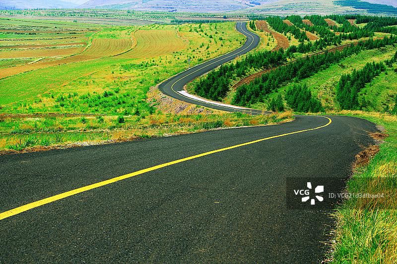 柏油路穿过草原图片素材