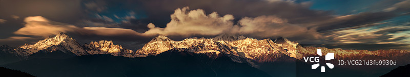 云南梅里雪山日照金山全景图片素材