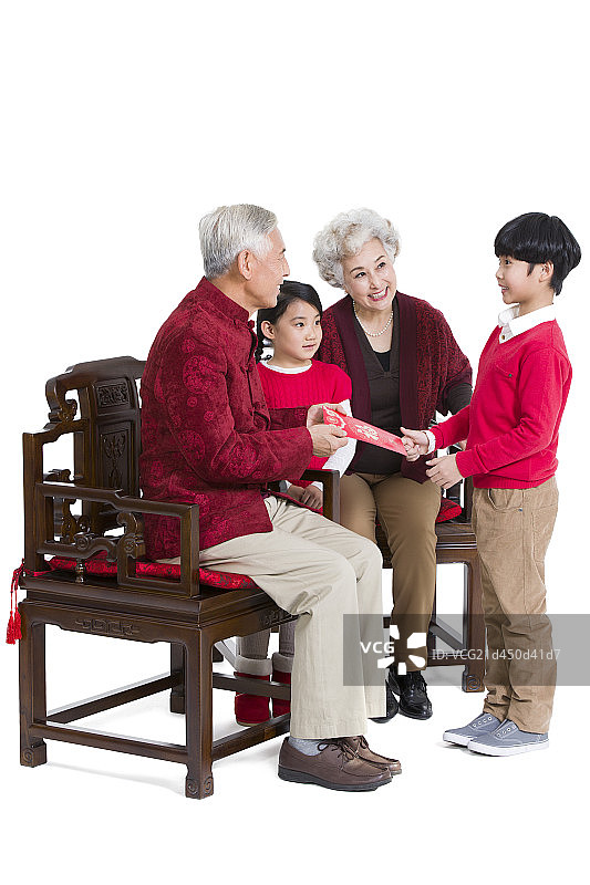 爷爷奶奶给孙子发红包图片素材