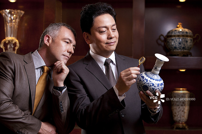 成功商务男士欣赏古董图片素材
