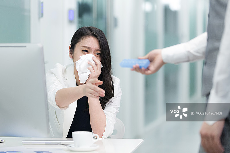 商务女士打喷嚏图片素材