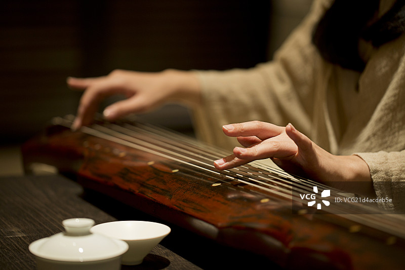 女子弹奏古琴手部特写图片素材