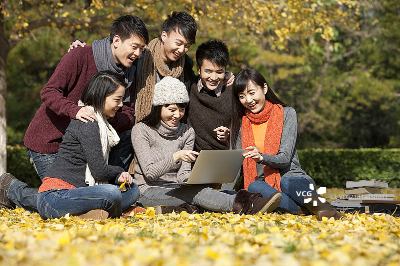秋天快乐校园大学生于笔记本电脑图片素材