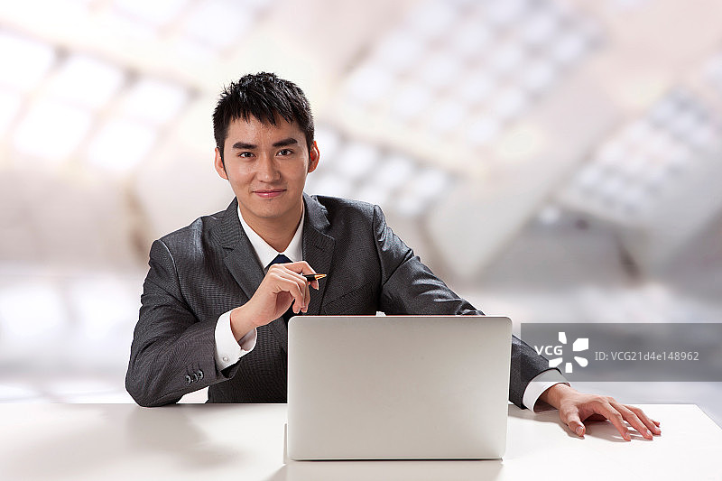 青年商务男士在办公室里看电脑图片素材