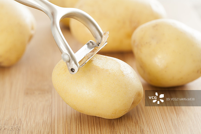 给土豆削皮图片素材