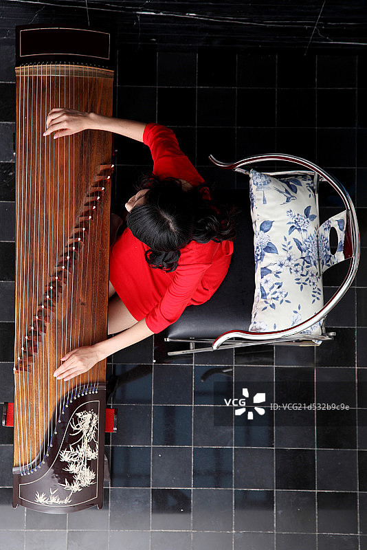 弹奏古筝的年轻女子图片素材