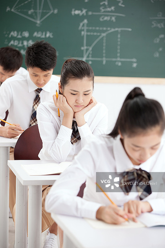 中学生在教室里认真的学习图片素材