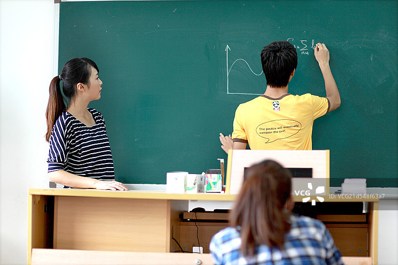 黑板前的老师图片素材