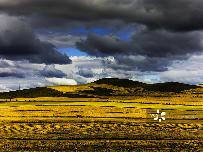 草原上的光影图片素材