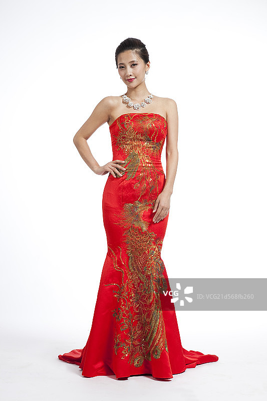 棚拍身穿中国传统服装的年轻女人图片素材